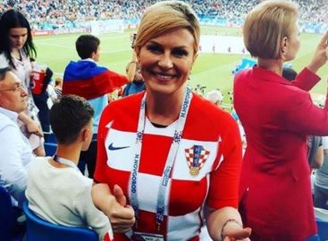 La presidenta de Croacia celebró en vestuario de su equipo el pase a semifinales (VIDEO)