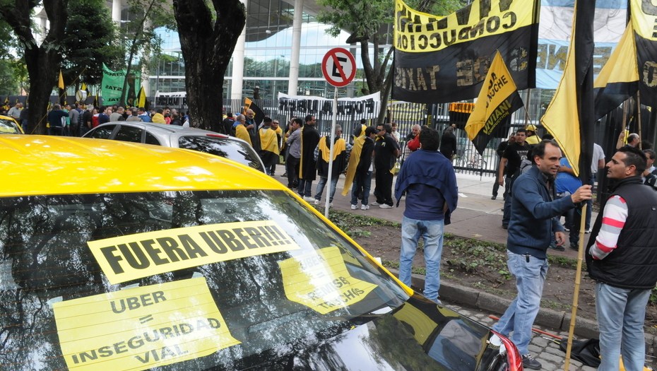 Taxistas bloquearon centro de Buenos Aires para protestar contra Uber