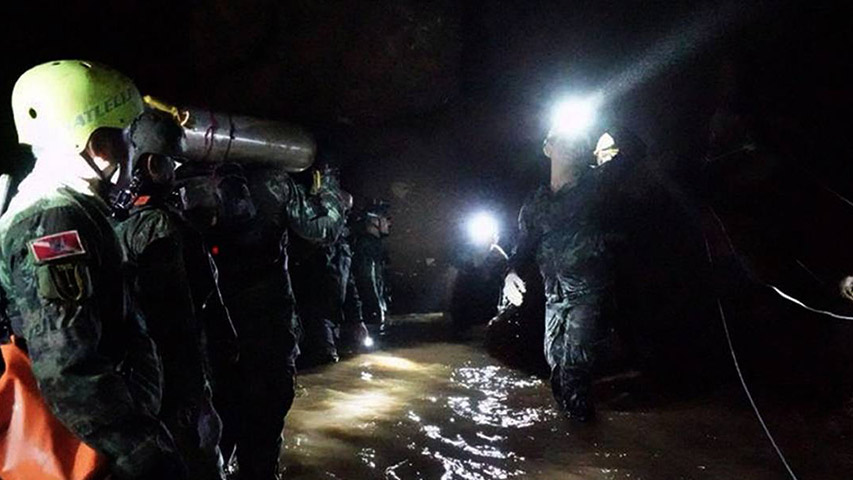 Marina tailandesa confirmó rescate de los 13 jóvenes atrapados en cueva