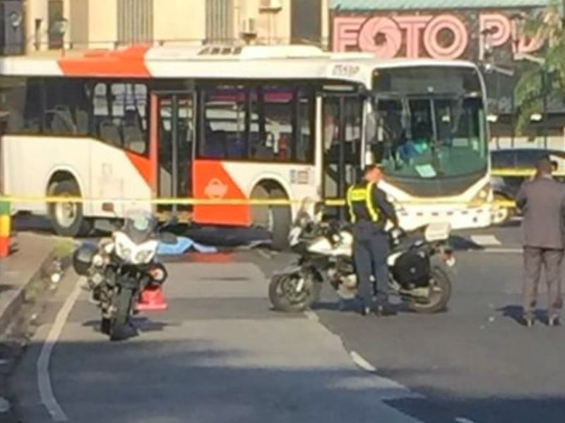 Un peatón murió tras ser arrollado por un Metro Bus