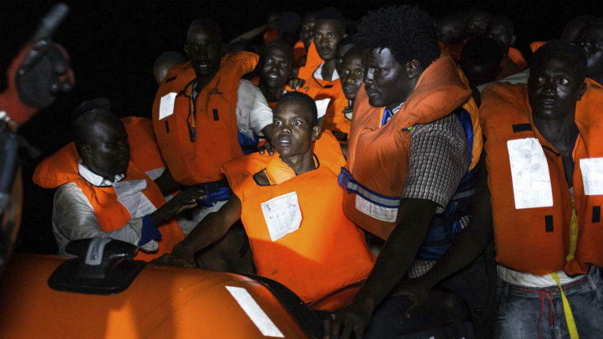 Open Arms sigue en el mar con 87 rescatados a la espera de puerto