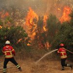 Incendio del Algarve sigue activo, aunque está más estable que el martes