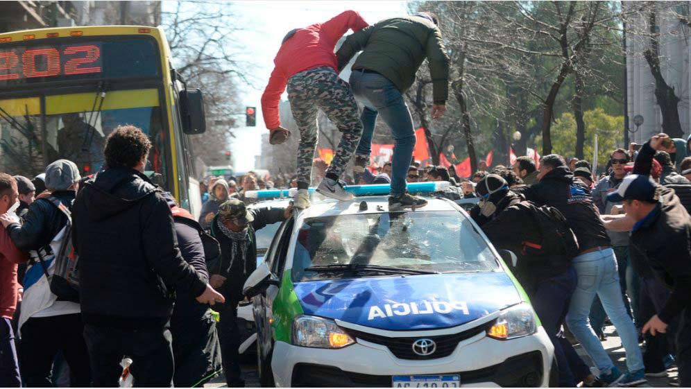 Decenas de heridos y detenidos en Argentina tras una protesta sindical