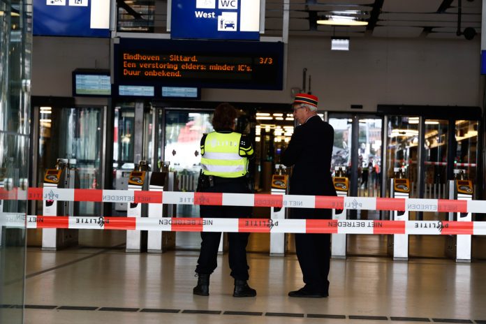 Dos heridos tras ataque con cuchillo en estación de trenes de Ámsterdam