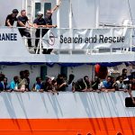 Barco militar italiano con 177 inmigrantes a bordo atracará en Catania