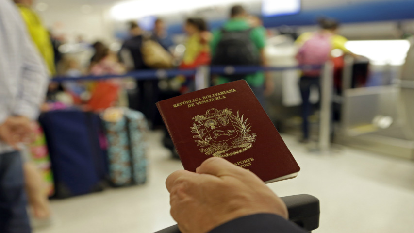 Venezolanos deben presentar pasaporte para ingresar en Ecuador