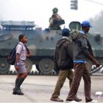 Ejército y Policía Zimbabue enfrentan a manifestantes opositores en Harare