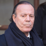 Cuestionan validez de prueba de paternidad de Julio Iglesias