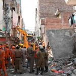Cuatro niños y una mujer fallecieron tras derrumbe de edificio en India