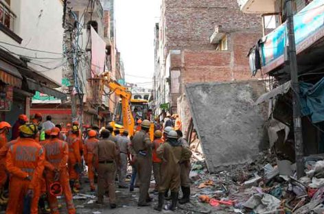 Cuatro niños y una mujer fallecieron tras derrumbe de edificio en India