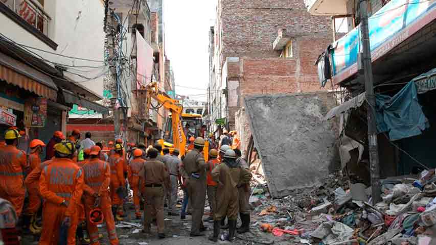 Cuatro niños y una mujer fallecieron tras derrumbe de edificio en India