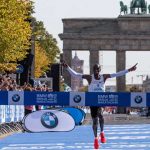 Kipchoge ganó el maratón de Berlín con nuevo récord mundial