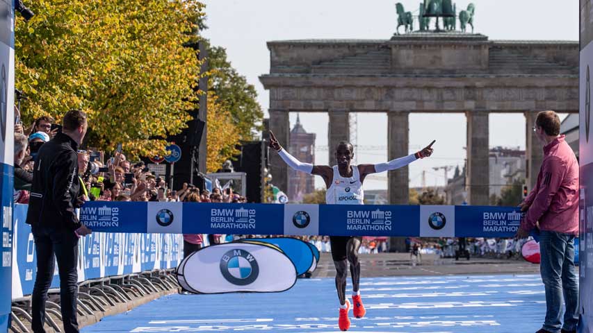 Kipchoge ganó el maratón de Berlín con nuevo récord mundial
