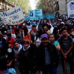Una multitud protestó contra Macri en vísperas de huelga general en Argentina