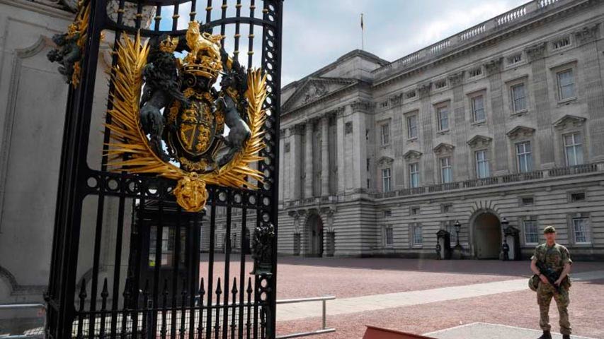 Detenido hombre en entrada del palacio de Buckingham por portar un arma