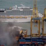 Barco chocó contra un muelle en Barcelona y provocó incendio