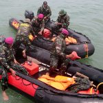 Indonesia busca cabina del avión accidentado con 189 pasajeros