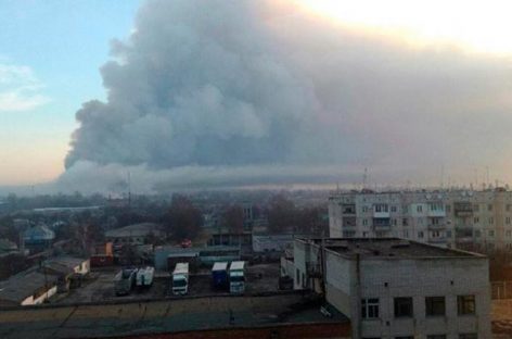Evacuaron a más de 12 mil personas tras explosiones en arsenal militar ucraniano