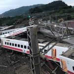 Al menos 17 muertos y 100 heridos al descarrilar un tren en Taiwán