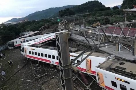 Al menos 17 muertos y 100 heridos al descarrilar un tren en Taiwán