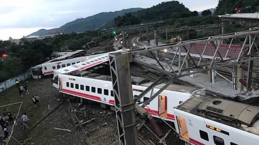 Al menos 17 muertos y 100 heridos al descarrilar un tren en Taiwán