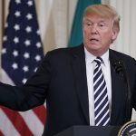 Trump criticó a México por no poder detener caravana de inmigrantes y hará recortes