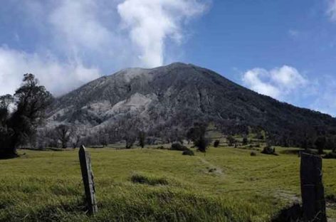 Volcán Turrialba lanzó ceniza y gases a mil metros de altura en Costa Rica