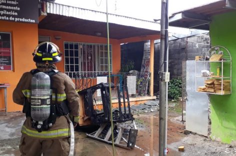Bomberos extinguen incendio en La Chorrera