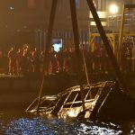 Una pasajera agrede al chofer de un autobús y caen por un puente