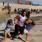 México deportó 98 migrantes tras disturbios en frontera con EEUU