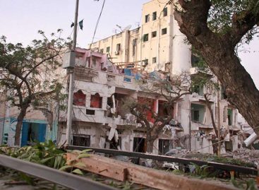 Tres fuertes explosiones consecutivas sacudieron la capital de Somalia
