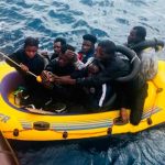 Detuvieron a nueve inmigrantes que llegaron en balsa a la costa inglesa