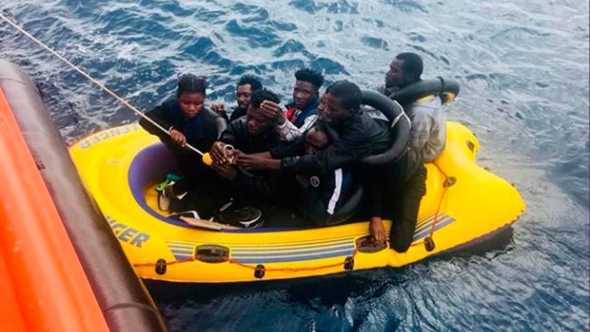 Detuvieron a nueve inmigrantes que llegaron en balsa a la costa inglesa