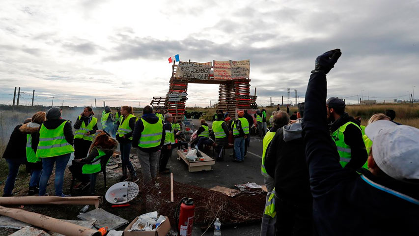 Macron recibió a sindicatos y patronal para hablar sobre protesta