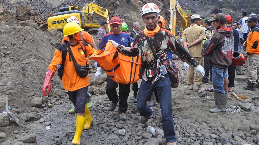 Ocho muertos y dos desaparecidos por avalancha en Indonesia