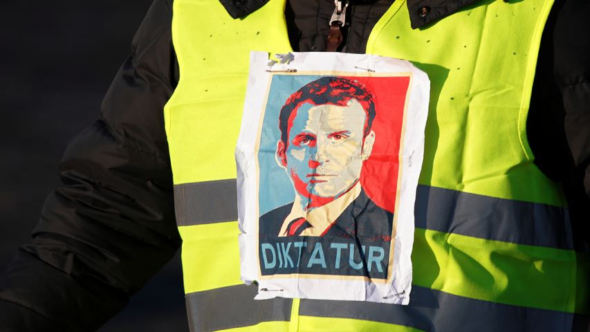 Emmanuel Macron se topa con los chalecos amarillos