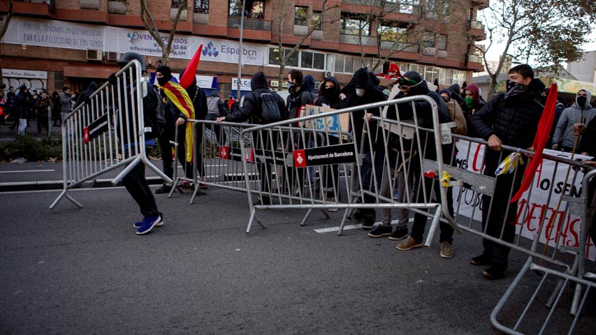 Radicales independentistas trancan numerosas carreteras en Cataluña