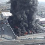 Incendio en fábrica forzó cierre de aeropuerto y avenidas en México