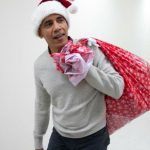 Obama se vistió de Santa Claus y entregó regalos a niños de un hospital de Washington (+Video)