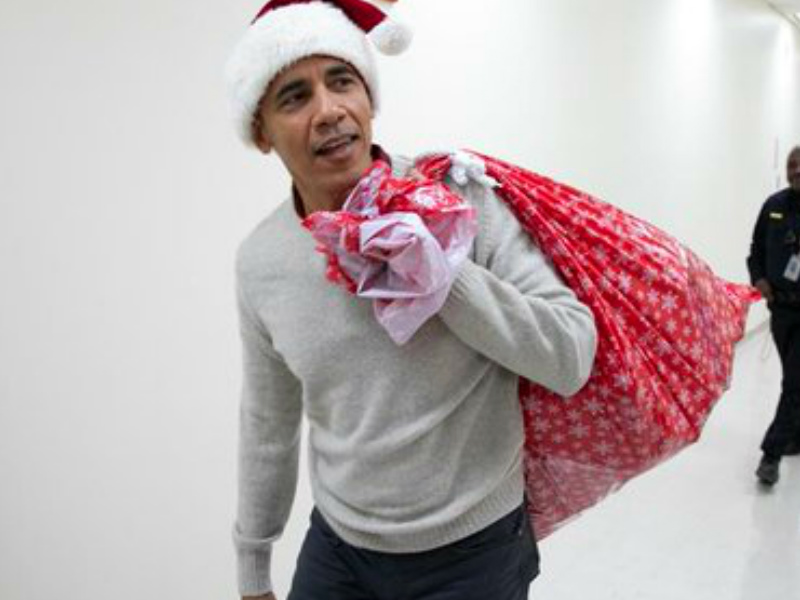 Obama se vistió de Santa Claus y entregó regalos a niños de un hospital de Washington (+Video)