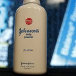 Se desploman las acciones de Johnson & Johnson tras revelarse que sabían de agentes cancerígenos en sus productos
