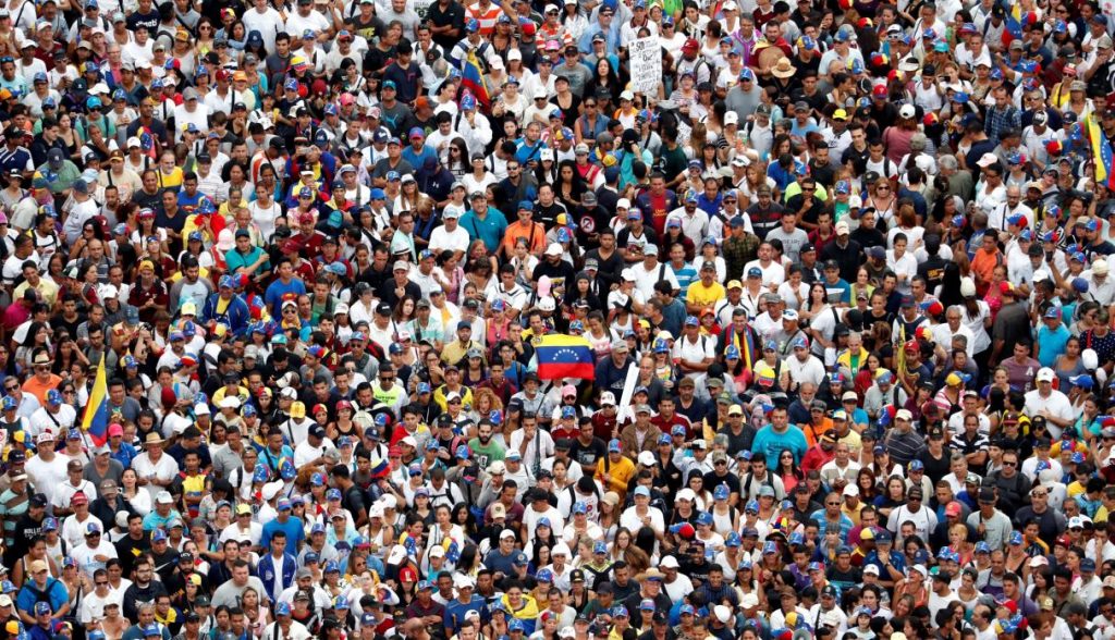 Miles de opositores venezolanos marchan en todo el país contra Maduro