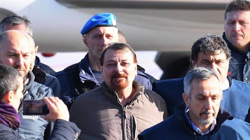 Terrorista Cesare Battisti llegó a Italia desde Bolivia