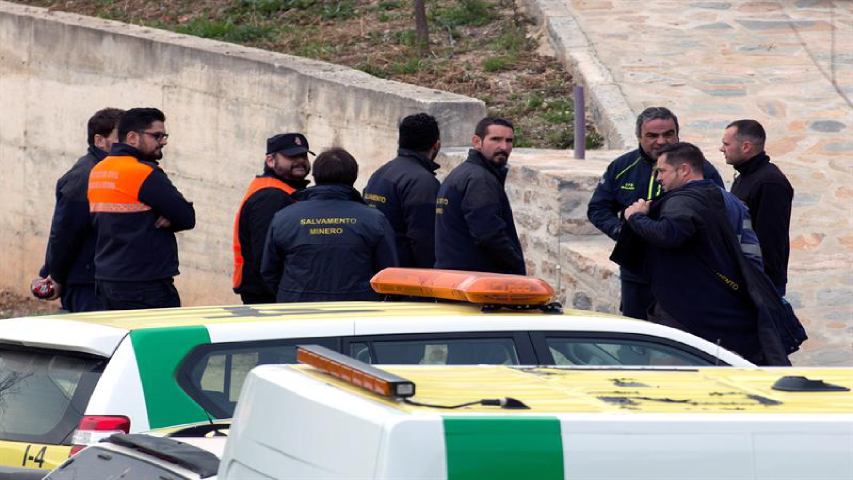 Surgen dificultades en túnel para rescatar a niño caído en pozo en España