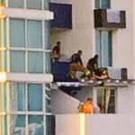 Así fue el rescate de una pareja que cayó del décimo al quinto piso de un edificio (+Video)