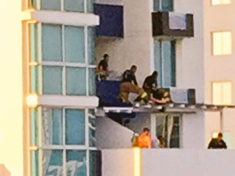 Así fue el rescate de una pareja que cayó del décimo al quinto piso de un edificio (+Video)