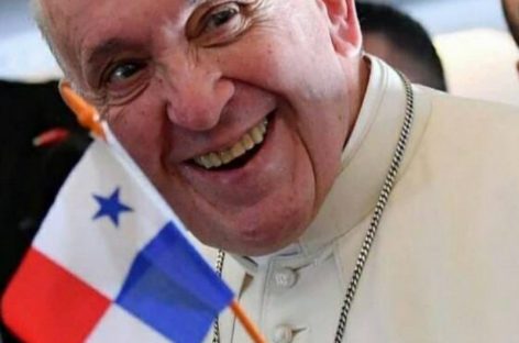 El Papa Francisco recibe el fotón de la JMJ