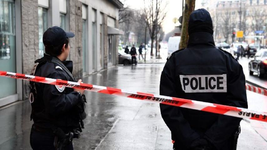 Roban y secuestran durante horas un banco en París