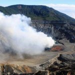 Volcán Poás de Costa Rica hace una erupción con incandescencia
