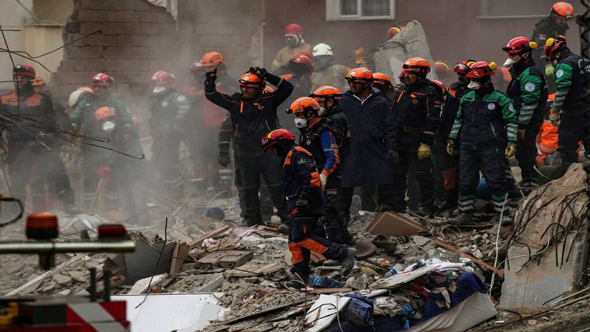 Ascienden a seis los muertos en el derrumbe de un edificio en Estambul